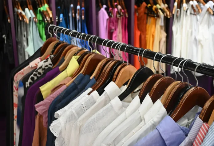 la gente compra comida con tarjeta y deja de gastar en ropa y calzado Crisis del consumo: la gente compra comida con tarjeta y deja de gastar en ropa y calzado