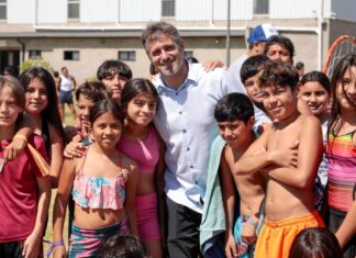 Achával compartió una jornada en la Escuela de Verano del Club Municipal Alberti Durante la recorrida, el jefe comunal destacó: “Nos llena de emoción ver cómo gracias a los clubes municipales el verano se vive de una manera distinta en Pilar. Vinimos a Manuel Alberti donde los chicos están disfrutando de la pileta y de distintas actividades recreativas y culturales”. También participaron de la actividad la secretaria General, Soledad Peralta y la subsecretaria de Salud, Rosario Beláustegui. “Es una alegría ver que cada uno de nuestros clubes municipales son espacios de encuentro para toda la comunidad”, cerró Achával.