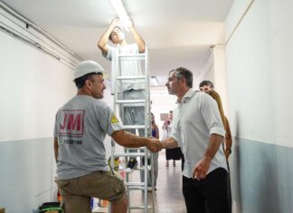 Achával recorrió las obras de puesta en valor de escuelas en La Lonja y Villa Rosa Achával recorrió las obras de puesta en valor de escuelas en La Lonja y Villa Rosa