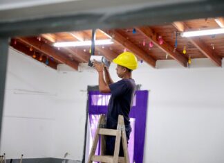 Achával recorrió las obras de puesta en valor de escuelas en Presidente Derqui Achával recorrió las obras de puesta en valor de escuelas en Presidente Derqui