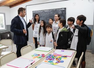 Achával acompañó a alumnos y docentes en el inicio de un nuevo ciclo lectivo en Derqui Achával acompañó a alumnos y docentes en el inicio de un nuevo ciclo lectivo en Derqui