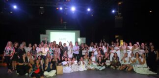 Encuentro por el Día de la Mujer reunió a empresarias y profesionales en la Asociación Argentina de Polo Encuentro por el Día de la Mujer reunió a empresarias y profesionales en la Asociación Argentina de Polo Durante la jornada también se desarrolló una charla sobre inteligencia artificial a cargo de la ingeniera Anabel Cisneros, quien abordó el impacto y las aplicaciones de esta tecnología en la vida cotidiana y en el ámbito laboral. El evento contó además con la participación de directivas, empresarias y referentes del programa de responsabilidad social empresarial Mujeres por la Industria, además de funcionarias y emprendedoras de distintos ámbitos. “Nuestro objetivo se cumplió: ha sido un espacio de conmemoración y de vinculación real, donde la marca personal, el liderazgo y la responsabilidad social se dieron cita para generar nuevas oportunidades de encuentro”, expresó María Eva González, directora de Contactos y Negocios. El cierre de la jornada estuvo marcado por un clima distendido y festivo. El músico Kike Araujo animó a las invitadas con su show, mientras que Laura Muller, de Quantum Bowls, brindó una experiencia de relajación y bienestar. Entre las asistentes se destacaron secretarias de la Ciudad de Buenos Aires y del municipio de Pilar, junto a emprendedoras y profesionales del ámbito de la salud. La producción de imagen y redes sociales estuvo a cargo de Fabián Malavolta y su equipo, que realizaron registros audiovisuales con drones para mostrar el predio en todo su esplendor. Compromiso social El encuentro también tuvo un fuerte componente solidario. El esquema de patrocinio del evento fue diseñado para financiar programas de capacitación técnica destinados a mujeres de Pilar, reforzando el compromiso de las empresas con el desarrollo de la comunidad local.