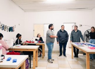 Achával junto a las vecinas de la Casa de Desarrollo Humano de Salas Achával junto a las vecinas de la Casa de Desarrollo Humano de Salas