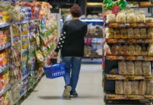 Las ventas minoristas pyme cayeron 3,8% en julio y el consumo sigue en baja Las ventas minoristas pyme cayeron 3,8% en julio y el consumo sigue en baja El retroceso se produjo después del repunte registrado en junio por el impacto del cobro del aguinaldo. Una vez agotado ese ingreso extraordinario, las familias volvieron a adoptar una postura más cautelosa frente al consumo. A esto se sumó el mayor peso de las tarifas de los servicios durante los meses de invierno sobre los presupuestos familiares. Seis de siete sectores terminaron en rojo La caída fue generalizada: seis de los siete sectores relevados por CAME registraron bajas interanuales. Los mayores retrocesos correspondieron a: Textil e indumentaria: -5,6%. Bazar, decoración, textiles para el hogar y muebles: -5,5%. Alimentos y bebidas: -5,4%. El único rubro que logró cerrar julio con números positivos fue Ferretería, materiales eléctricos y materiales para la construcción, con una mejora interanual del 1%. El comportamiento también mostró diferencias entre los canales de venta. Los comercios con locales físicos que además venden por internet registraron un aumento del 14,9% interanual en sus ventas online, aunque frente a junio tuvieron una leve baja desestacionalizada del 0,1%. Los comerciantes mantienen la cautela El escenario también se refleja en las expectativas de los propios comerciantes. El 48,1% consideró que su nivel de actividad se mantuvo estable frente a julio del año pasado, aunque ese porcentaje fue dos puntos menor al registrado en junio. En paralelo, aumentó la cantidad de empresarios que calificaron como desfavorable la situación de sus negocios: pasó del 43,1% al 44,5%. Para los próximos doce meses, el 46,3% espera que la actividad permanezca sin grandes cambios, mientras que el 42,4% confía en una mejora. Este último grupo creció 4,7 puntos porcentuales respecto de junio. El 11,3% restante anticipa un deterioro. Las inversiones siguen en pausa La incertidumbre también condiciona las decisiones de inversión. El 61,5% de los comercios considera que el momento actual no es favorable para realizar nuevas inversiones de capital. Solo el 14% entiende que es un buen momento para invertir, mientras que el 24,5% restante prefirió no tomar una posición. El relevamiento muestra, además, un consumidor más selectivo. Sin el impulso del aguinaldo y con mayores gastos asociados a los servicios durante el invierno, las familias concentraron sus compras en productos indispensables, medicamentos e insumos de reposición inmediata. En cambio, quedaron relegadas las adquisiciones de indumentaria, muebles, bienes durables y productos de mayor valor.