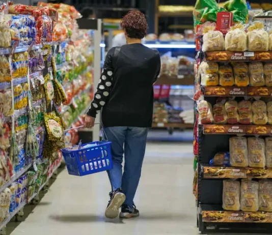 Las ventas minoristas pyme cayeron 3,8% en julio y el consumo sigue en baja Las ventas minoristas pyme cayeron 3,8% en julio y el consumo sigue en baja El retroceso se produjo después del repunte registrado en junio por el impacto del cobro del aguinaldo. Una vez agotado ese ingreso extraordinario, las familias volvieron a adoptar una postura más cautelosa frente al consumo. A esto se sumó el mayor peso de las tarifas de los servicios durante los meses de invierno sobre los presupuestos familiares. Seis de siete sectores terminaron en rojo La caída fue generalizada: seis de los siete sectores relevados por CAME registraron bajas interanuales. Los mayores retrocesos correspondieron a: Textil e indumentaria: -5,6%. Bazar, decoración, textiles para el hogar y muebles: -5,5%. Alimentos y bebidas: -5,4%. El único rubro que logró cerrar julio con números positivos fue Ferretería, materiales eléctricos y materiales para la construcción, con una mejora interanual del 1%. El comportamiento también mostró diferencias entre los canales de venta. Los comercios con locales físicos que además venden por internet registraron un aumento del 14,9% interanual en sus ventas online, aunque frente a junio tuvieron una leve baja desestacionalizada del 0,1%. Los comerciantes mantienen la cautela El escenario también se refleja en las expectativas de los propios comerciantes. El 48,1% consideró que su nivel de actividad se mantuvo estable frente a julio del año pasado, aunque ese porcentaje fue dos puntos menor al registrado en junio. En paralelo, aumentó la cantidad de empresarios que calificaron como desfavorable la situación de sus negocios: pasó del 43,1% al 44,5%. Para los próximos doce meses, el 46,3% espera que la actividad permanezca sin grandes cambios, mientras que el 42,4% confía en una mejora. Este último grupo creció 4,7 puntos porcentuales respecto de junio. El 11,3% restante anticipa un deterioro. Las inversiones siguen en pausa La incertidumbre también condiciona las decisiones de inversión. El 61,5% de los comercios considera que el momento actual no es favorable para realizar nuevas inversiones de capital. Solo el 14% entiende que es un buen momento para invertir, mientras que el 24,5% restante prefirió no tomar una posición. El relevamiento muestra, además, un consumidor más selectivo. Sin el impulso del aguinaldo y con mayores gastos asociados a los servicios durante el invierno, las familias concentraron sus compras en productos indispensables, medicamentos e insumos de reposición inmediata. En cambio, quedaron relegadas las adquisiciones de indumentaria, muebles, bienes durables y productos de mayor valor.