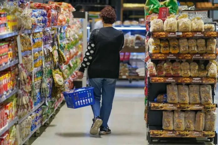 590326 Las ventas minoristas pyme cayeron 3,8% en julio y el consumo sigue en baja El retroceso se produjo después del repunte registrado en junio por el impacto del cobro del aguinaldo. Una vez agotado ese ingreso extraordinario, las familias volvieron a adoptar una postura más cautelosa frente al consumo. A esto se sumó el mayor peso de las tarifas de los servicios durante los meses de invierno sobre los presupuestos familiares. Seis de siete sectores terminaron en rojo La caída fue generalizada: seis de los siete sectores relevados por CAME registraron bajas interanuales. Los mayores retrocesos correspondieron a: Textil e indumentaria: -5,6%. Bazar, decoración, textiles para el hogar y muebles: -5,5%. Alimentos y bebidas: -5,4%. El único rubro que logró cerrar julio con números positivos fue Ferretería, materiales eléctricos y materiales para la construcción, con una mejora interanual del 1%. El comportamiento también mostró diferencias entre los canales de venta. Los comercios con locales físicos que además venden por internet registraron un aumento del 14,9% interanual en sus ventas online, aunque frente a junio tuvieron una leve baja desestacionalizada del 0,1%. Los comerciantes mantienen la cautela El escenario también se refleja en las expectativas de los propios comerciantes. El 48,1% consideró que su nivel de actividad se mantuvo estable frente a julio del año pasado, aunque ese porcentaje fue dos puntos menor al registrado en junio. En paralelo, aumentó la cantidad de empresarios que calificaron como desfavorable la situación de sus negocios: pasó del 43,1% al 44,5%. Para los próximos doce meses, el 46,3% espera que la actividad permanezca sin grandes cambios, mientras que el 42,4% confía en una mejora. Este último grupo creció 4,7 puntos porcentuales respecto de junio. El 11,3% restante anticipa un deterioro. Las inversiones siguen en pausa La incertidumbre también condiciona las decisiones de inversión. El 61,5% de los comercios considera que el momento actual no es favorable para realizar nuevas inversiones de capital. Solo el 14% entiende que es un buen momento para invertir, mientras que el 24,5% restante prefirió no tomar una posición. El relevamiento muestra, además, un consumidor más selectivo. Sin el impulso del aguinaldo y con mayores gastos asociados a los servicios durante el invierno, las familias concentraron sus compras en productos indispensables, medicamentos e insumos de reposición inmediata. En cambio, quedaron relegadas las adquisiciones de indumentaria, muebles, bienes durables y productos de mayor valor.
