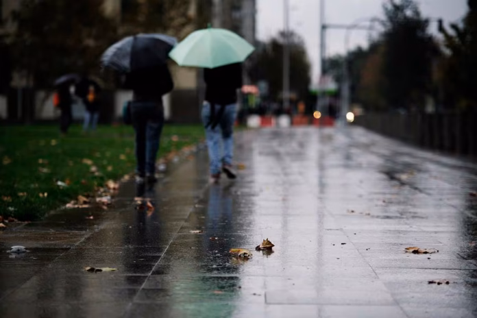 Doble alerta por tormentas y fuertes vientos en el AMBA Doble alerta por tormentas y fuertes vientos en el AMBA: llega una ola de frío tras las lluvias
