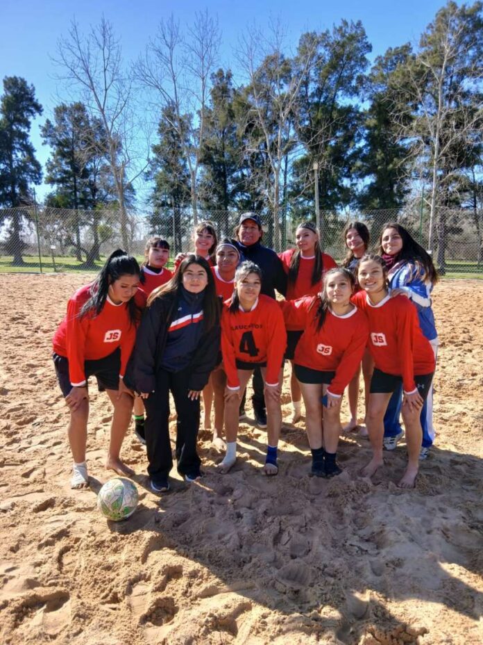 Etapa Regional de Fútbol Playa femenino Sub 18 femenino 2 (1) Las chicas de Gauchitos volvieron a hacer historia y van por Mar del Plata