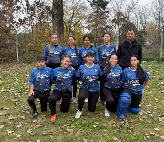 Black Bulls de Derqui va por la clasificación a Mar del Plata en los Juegos Bonaerenses El sóftbol volvió a darle una alegría al deporte de Pilar en los Juegos Bonaerenses. En la Etapa Regional disputada en Mercedes, el equipo femenino Sub 18 de Black Bulls de Presidente Derqui se quedó con el título y mantiene firme su ilusión de llegar a la Final Provincial de Mar del Plata. Las derquinas no tuvieron rivales en su categoría y lograron avanzar directamente a la instancia Inter Regional, que se disputará el 9 y 10 de septiembre en San Pedro. Allí buscarán conseguir uno de los pasajes a la competencia provincial. “El sóftbol es un deporte que en los Juegos Bonaerenses siempre le ha reportado alegrías al deporte de Pilar y este año no es la excepción”, destacó el director general de Deportes, Fernando Trillo. El funcionario también valoró el desempeño de los representantes locales durante la jornada y remarcó que el equipo pudo aprovechar la competencia para demostrar todo su nivel. Black Bulls, por otro título El conjunto Sub 18 femenino de Black Bulls consiguió así su cuarto título regional consecutivo, una marca que le permite seguir avanzando en el camino hacia Mar del Plata. El equipo está dirigido por el profesor Matías Godoy y está integrado por Belén Sánchez, Abril Ferreyra, Emma Brítez, Jazmín Godoy, Melody Rojas, Maia González, Zoe Rojas, Abril Zapata, Naomí Rojas, Kiara Brandán, Bianca Noguera y Malena López. Ahora, las jugadoras de Presidente Derqui deberán afrontar el Inter Regional, última instancia antes de la Final Provincial de los Juegos Bonaerenses. El Sub 12 no pudo avanzar Por otra parte, el equipo Sub 12 Mixto de Pilar tuvo una buena actuación, aunque quedó eliminado tras perder frente al conjunto local de Mercedes por 9 carreras a 4. La formación estuvo integrada por alumnos de la Escuela Santa Ana de Presidente Derqui: Benicio Galván, Thiago Caserta, Valentino Springer, Santino Urbano, Lionel Suárez, Valentino Casas, Alexander Delgado, Guadalupe Iglesias, Ana Sol Miño, Marilina Castro, Bianca Aguirre, Catalina Valor, Lola Corvalán y Lola Luana Lucero. Mientras el Sub 12 cerró su participación, las chicas de Black Bulls siguen en carrera y buscarán en septiembre dar otro paso hacia la gran definición de los Juegos Bonaerenses en Mar del Plata.