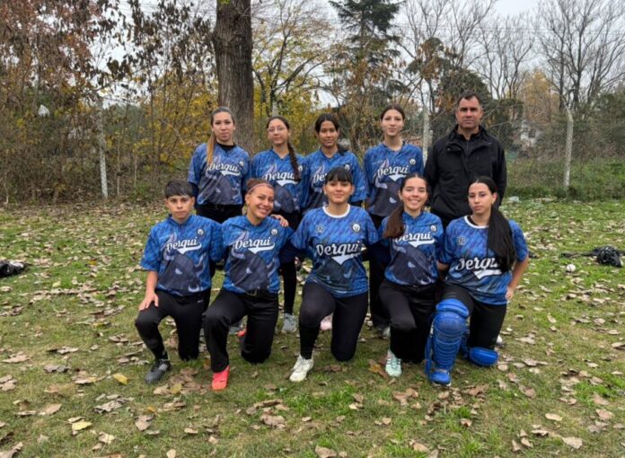 Etapa Regional de Sóftbol 4, Sub 18 femenino El sóftbol volvió a darle una alegría al deporte de Pilar en los Juegos Bonaerenses. En la Etapa Regional disputada en Mercedes, el equipo femenino Sub 18 de Black Bulls de Presidente Derqui se quedó con el título y mantiene firme su ilusión de llegar a la Final Provincial de Mar del Plata. Las derquinas no tuvieron rivales en su categoría y lograron avanzar directamente a la instancia Inter Regional, que se disputará el 9 y 10 de septiembre en San Pedro. Allí buscarán conseguir uno de los pasajes a la competencia provincial. “El sóftbol es un deporte que en los Juegos Bonaerenses siempre le ha reportado alegrías al deporte de Pilar y este año no es la excepción”, destacó el director general de Deportes, Fernando Trillo. El funcionario también valoró el desempeño de los representantes locales durante la jornada y remarcó que el equipo pudo aprovechar la competencia para demostrar todo su nivel. Black Bulls, por otro título El conjunto Sub 18 femenino de Black Bulls consiguió así su cuarto título regional consecutivo, una marca que le permite seguir avanzando en el camino hacia Mar del Plata. El equipo está dirigido por el profesor Matías Godoy y está integrado por Belén Sánchez, Abril Ferreyra, Emma Brítez, Jazmín Godoy, Melody Rojas, Maia González, Zoe Rojas, Abril Zapata, Naomí Rojas, Kiara Brandán, Bianca Noguera y Malena López. Ahora, las jugadoras de Presidente Derqui deberán afrontar el Inter Regional, última instancia antes de la Final Provincial de los Juegos Bonaerenses. El Sub 12 no pudo avanzar Por otra parte, el equipo Sub 12 Mixto de Pilar tuvo una buena actuación, aunque quedó eliminado tras perder frente al conjunto local de Mercedes por 9 carreras a 4. La formación estuvo integrada por alumnos de la Escuela Santa Ana de Presidente Derqui: Benicio Galván, Thiago Caserta, Valentino Springer, Santino Urbano, Lionel Suárez, Valentino Casas, Alexander Delgado, Guadalupe Iglesias, Ana Sol Miño, Marilina Castro, Bianca Aguirre, Catalina Valor, Lola Corvalán y Lola Luana Lucero. Mientras el Sub 12 cerró su participación, las chicas de Black Bulls siguen en carrera y buscarán en septiembre dar otro paso hacia la gran definición de los Juegos Bonaerenses en Mar del Plata.